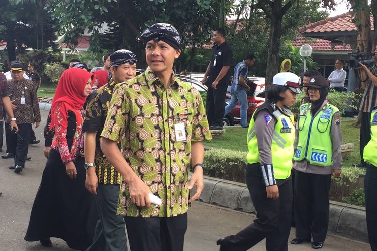 Gubernur Jawa Tengah Ganjar Pranowo menghadiri peringatan Hari Batik di Kabupaten Banyumas, Senin (2/10/2017)