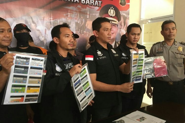 Polres Metro Jakarta Barat saat merilis pengunhkapan kasus pencurian dengan pemberatan bermodus ganjal ATM, Kamis (5/10/2017).