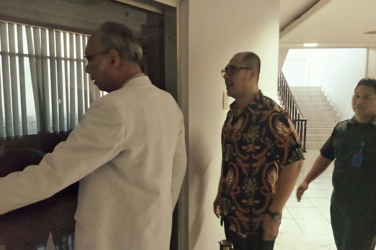 Dokter KPK, dr Johannes Hutabarat, mendatangi Rumah Sakit Medika Permata Hijau, tempat Setya Nobanto dirawat