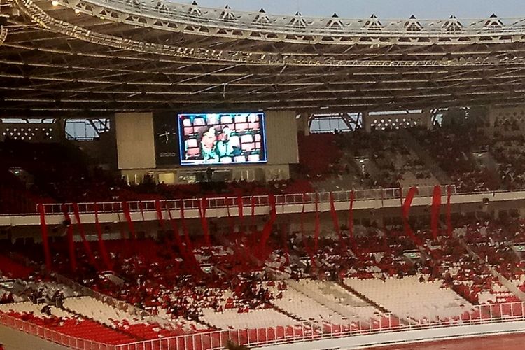 Layar televisi raksasa tampak di salah satu sudut Stadion Utama Gelora Bung Karno, jelang laga timnas Indonesia vs Islandia, Minggu (14/1/2018).