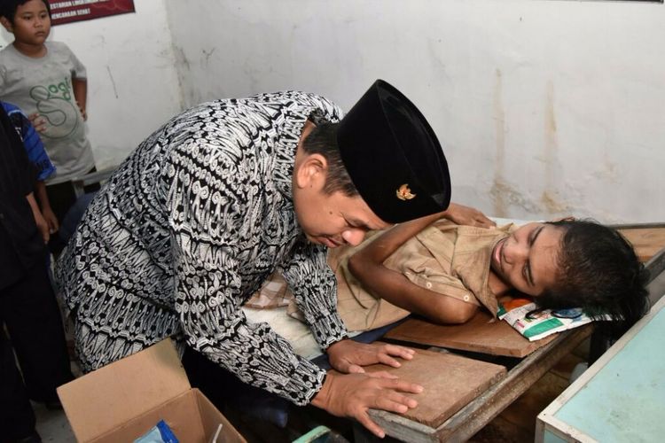 Calon Wakil Gubernur Jawa Barat asal Partai Golkar dab Demokrat Dedi Mulyadi, mengunjungi Salipudin (27), pria sebatang kara yang kakinya sudah membusuk di Kabupaten Cirebon, Kamis (24/1/2017).