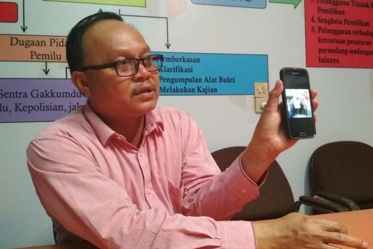 Ketua Panwaslu Kabupaten Karawang Syarif Hidayat menunjukkan foto para kades dengan salah satu Cagub Jabar, Kamis (29/3/2018).