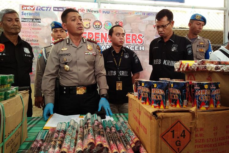 Polisi memperlihatkan barang bukti mercon yang disita dari seorang distributor di Banda Aceh, Rabu (6/6/2018). Setelah melalui uji laboratorium forensik, mercon terbukti mengandung unsur-unsur bahan peledak. Sang distributor dijerat dengan UU Darurat No 12/1951 tentang Senjata Api.