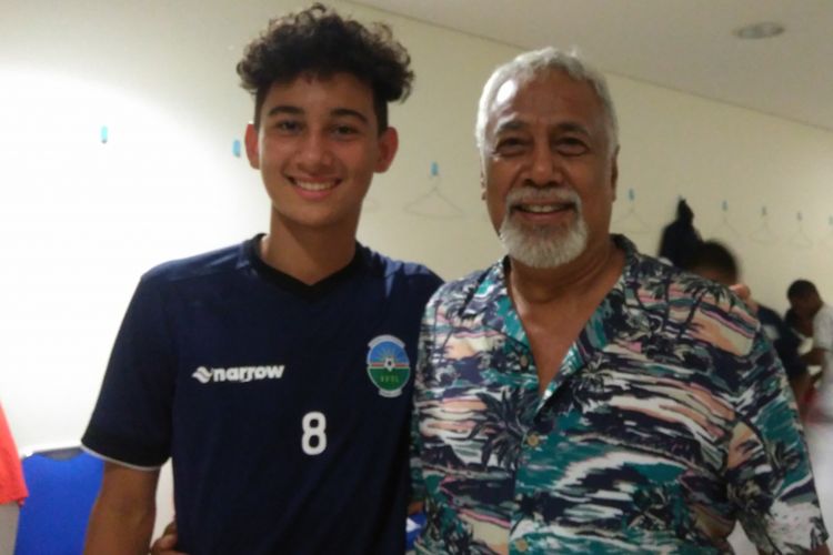 Mantan Presiden Timor Leste Xanana Gusmao (kanan), dan anaknya yang memperkuat tim Timor Leste U-16, Kay Olok Sword Gusmao.