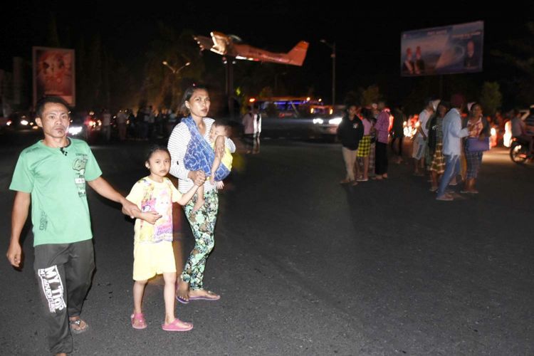 Warga panik ketika terjadi gempa bermagnitudo 7 di perempatan Eks Bandara Selaparang, Rembiga, Mataram, NTB, Minggu (5/8/2018).