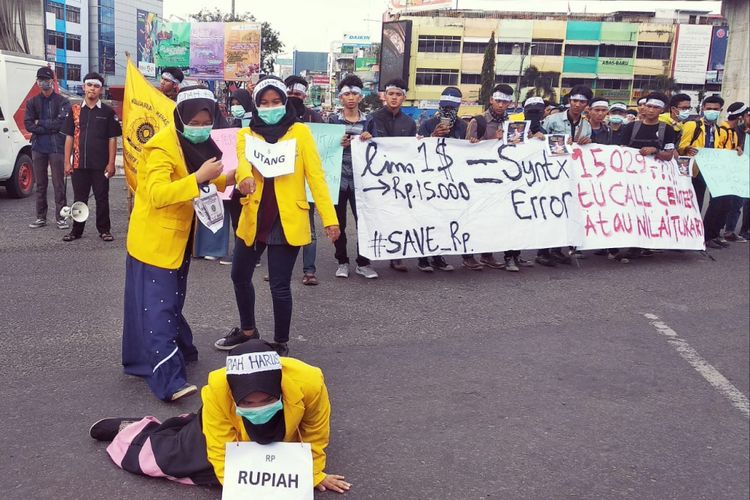 Puluhan mahasiswa Unsri turun ke jalan melakukan aksi demo di Bundaran Air Mancur (BAM) Palembang, Sumatera Selatan atas naiknya harga kurs dollar yang menginjak Rp 15.000, Kamis (6/9/2018).