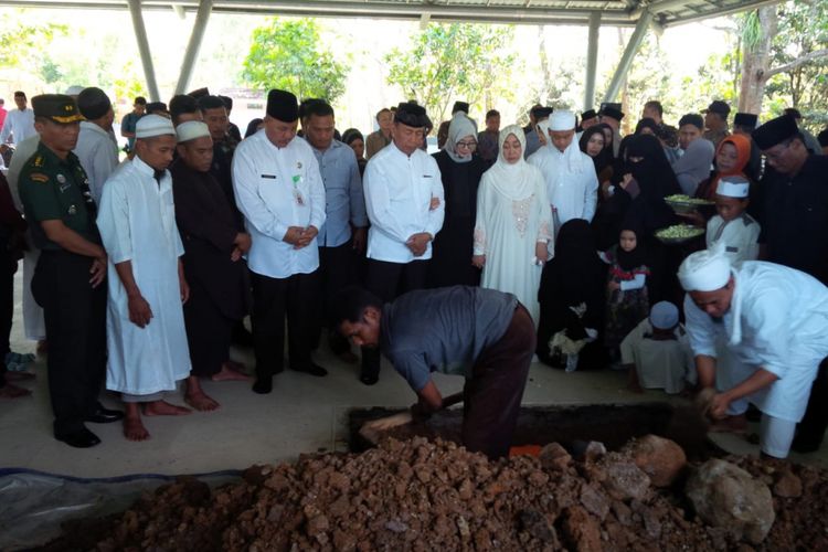 Prosesi pemakaman Achmad Daniyal Alfatih, cucu Menteri Koordinator Politik, Hukum, dan Keamanan (Menkopolhukam) Wiranto di pemakaman keluarga Delingan, Jalan Raya Solo-Tawangmangu, Jumat (16/11/2018)