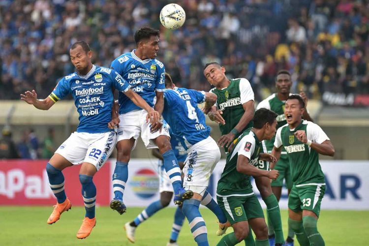 Para pemain Persib dan Persebaya berduel di udara dalam laga penyisihan Grup A Piala Presiden 2019.