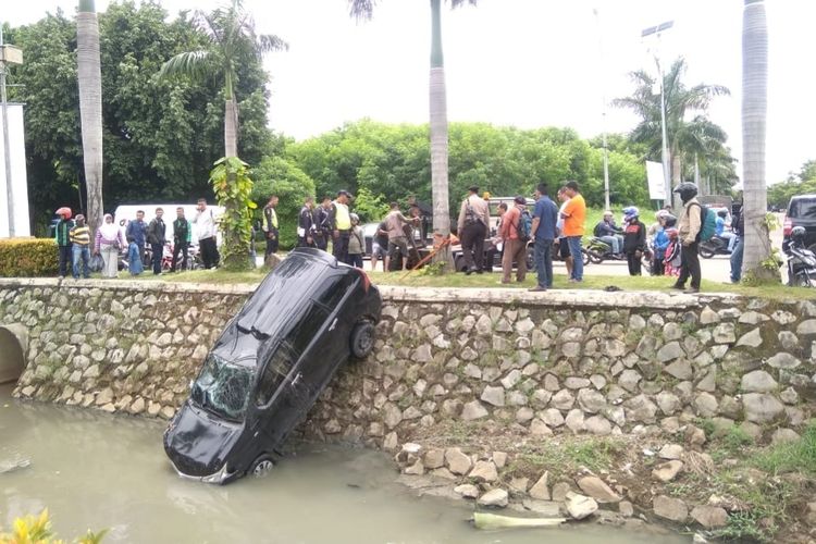 Mobik Toyota Avanza hitan yang dikemudikan sopir Go Car bernama Agus Salim nyemplung ke Kali Harapan Indah, Kota Bekasi akibat mengantuk saat nyetir, Selasa (19/3/2019).