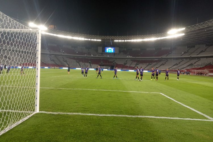 Para pemain timnas Thailand mengadakan sesi latihan di Stadion Utama Gelora Bung Karno, Jakarta, Senin (9/9/2019). Thailand akan menantang Indonesia pada kedua kualifikasi Piala Dunia 2022 Zona Asia Grup G, Selasa (10/9/2019).