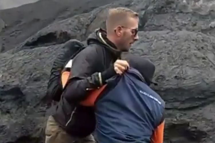 Potongan video turis banting petugas karena menghalangi masuk Gunung Bromo