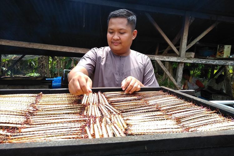 Ricky Santri Kurniawa. (22) menyusun sate lipan di rumahnya di Dusun Belimbing, Desa Melati II, Kecamatan Perbaungan, Serdang Bedagai, Sumatera Utara. Lipan ini dikeringkan untuk kemudian diekspor. Awal Agustus lalu, Ricky mengekspor 100.000 ekor lipan kering ke Vietnam.