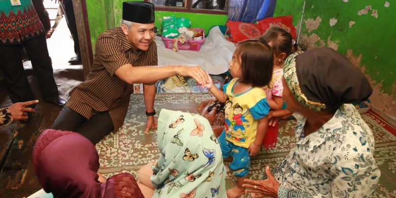 Gubernur Jawa Tengah Ganjar Pranowo mengunjungi rumah Mbah Samroh (70), warga Desa Purworejo, Kecamatan Bonang, Kabupaten Demak. Ganjar datang sambil membawa oleh-oleh berupa bantuan renovasi Rumah Tidak Layak Huni (RTLH) kepada Mbah Samroh.