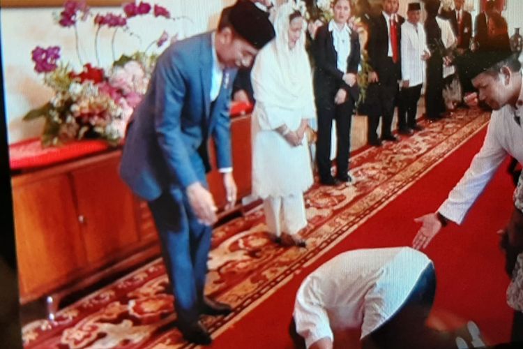 Salah seorang tamu open house di Istana Negara Jakarta, Rabu (5/6/2019) tiba-tiba berlutut dan sujud di depan Presiden Joko Widodo dan Ibu Negara Iriana.