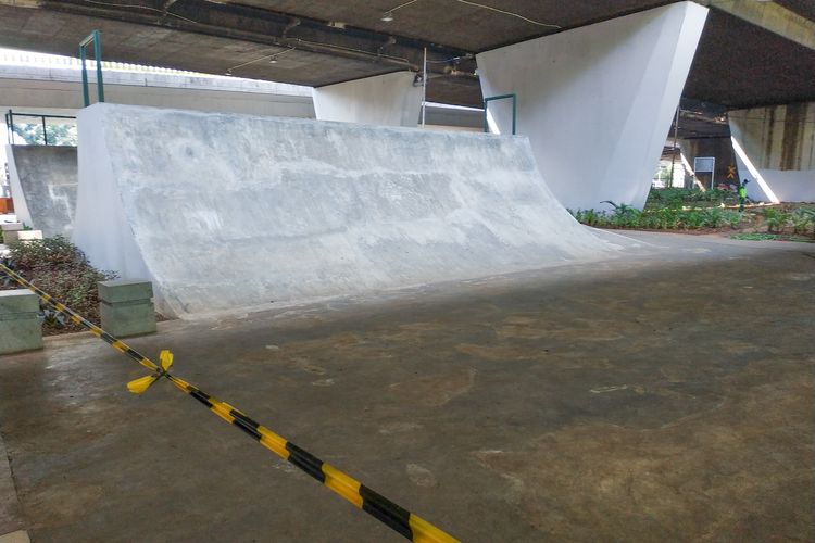 FO Skate Park Slipi masih dalam tahap perbaikan. Pada lintasan track skateboard tampak beberapa tambalan semen yang masih kasar dan tidak rata. 