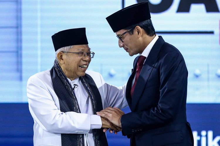 Calon wakil presiden nomor urut 01 Maruf Amin berjabat tangan dengan calon wakil presiden nomor urut 02 Sandiaga Uno dalam debat ketiga Pilpres 2019 di Hotel Sultan, Jakarta, Minggu (17/3/2019) malam. Peserta debat ketiga kali ini adalah cawapres masing-masing paslon dengan tema yang diangkat adalah pendidikan, kesehatan, ketenagakerjaan, sosial, dan budaya.