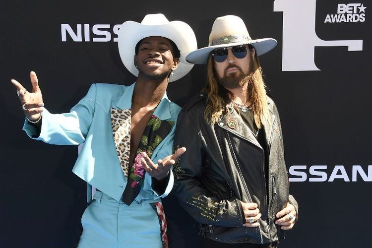 Artis musik asal AS Lil Nas X (kiri) dan and Billy Ray Cyrus menghadiri  2019 BET Awards di Los Angeles, California, pada 23 Junil 2019.   