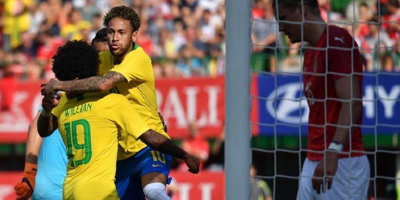 Neymar merayakan gol timnas Brasil ke gawang Austria pada laga uji coba di Vienna, 10 Juni 2018.