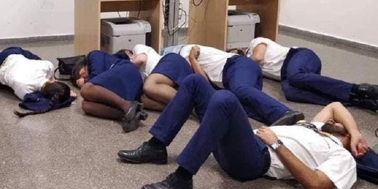 Dalam gambar yang ditampilkan persatuan kru kabin Portugal (SNPVAC), terlihat awak kabin maskapai Ryanair harus tidur di lantai setelah penerbangan mereka menuju Porto, Portugal, harus dialihkan ke Malaga, Spanyol.