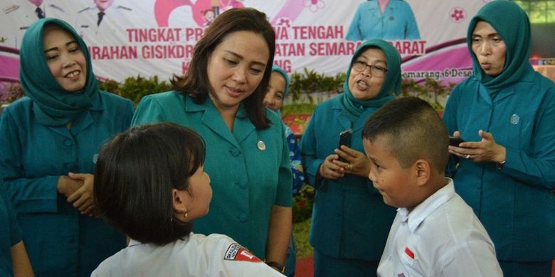Ketua Tim Penggerak PKK Kota Semarang Krisseptiana Hendrar Prihadi berbincang dengan anak-anak