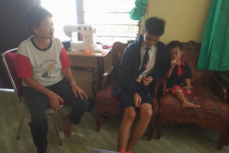 Kedua anak Fidelis Arie Sudewarto dan almarhum Yeni Riawati yang saat ini dirawat neneknya.