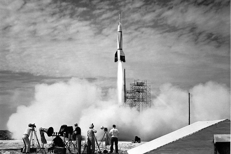Roket Bumper-8 adalah pengembangan dari V-2 yang pertama kali diluncurkan di Cape Canaveral, Florida, AS pada 1950-an.