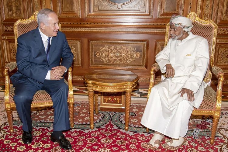 Dalam foto yang dirilis istana Kerajaan Oman pda 26 Oktober 2018 ini memperlihatkan Sultan Qaboos bertemu dengan PM Israel Benyamin Netanyahu di ibu kota Muscat. 