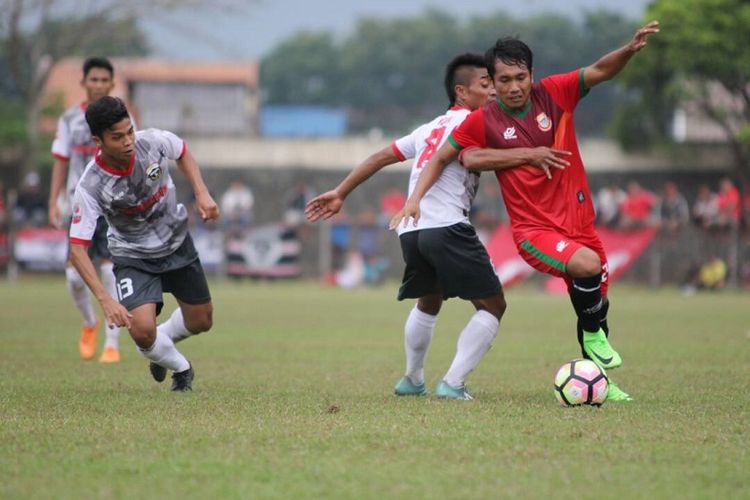 Pemain Persibat Batang (merah) mencoba melewati hadangan dua pemain Persibangga Purbalingga dalam laga perdana Liga 2 di Stadion Moh Sarengat, Batang, Jawa Tengah, Minggu (23/4/2017).