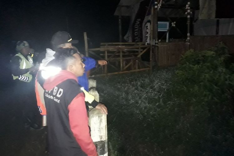 Tim gabungan melakukan pencarian di jembatan Sungai Ciparugpug menggunakan lampu penerangan Minggu (18/3/2018) malam.