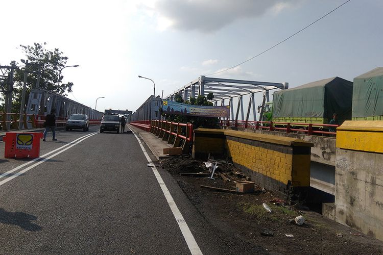 Jembatan Widang-Babat yang sempat ambruk, tampak masih belum dilalui oleh kendaraan dari Tuban menuju Lamongan maupun sebaliknya.