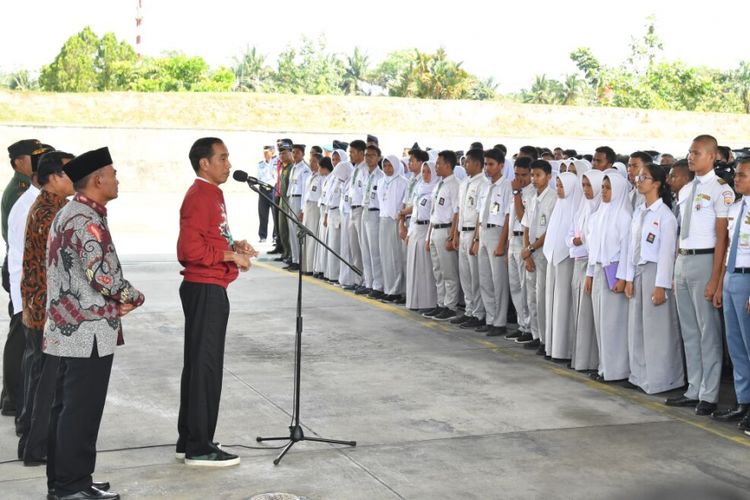 Presiden Joko Widodo bertegur sapa dengan sekira 350 ketua dan pengurus OSIS SMA/SMK se-Kota Pekanbaru dari 34 sekolah negeri dan swasta.  Pertemuan tersebut dilaksanakan di Pangkalan TNI AU Roesmin Nurjadin, Kota Pekanbaru, Riau, Rabu (9/5/2018).