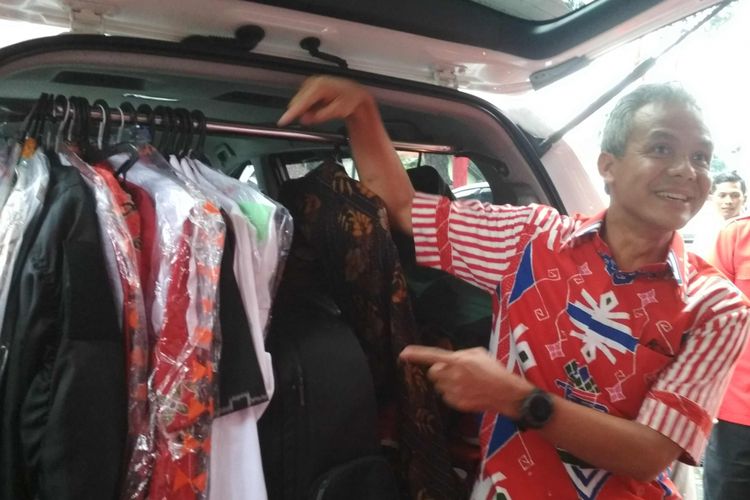 Cagub Jateng Ganjar Pranowo memperlihatkan isi mobil pribadinya selama kampanye Pilkada 2018,  Selasa (6/3/2018).