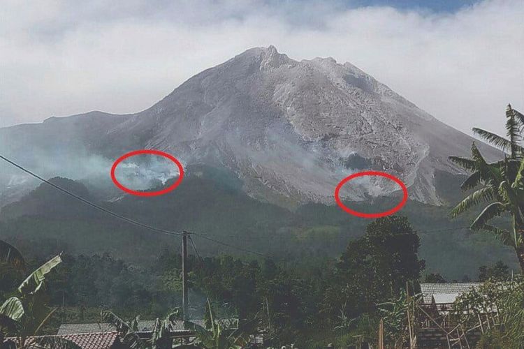 Kepulan asap tampak terlihat dari vegetasi di lereng Merapi pasca-letusan gunung api, Jumat (1/6/2018).
