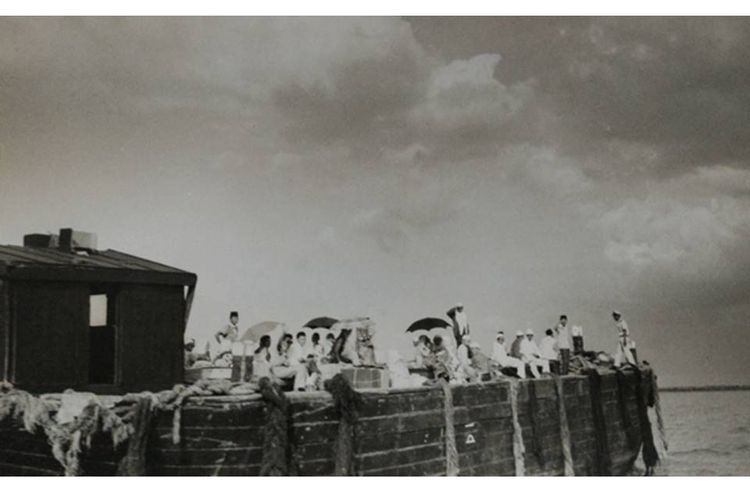 Para jemaah calon haji dipindahkan dari KM Ambulombo ke kapal tongkang untuk didaratkan. Perjalanan haji via laut berakhir pada 1979. Setelah itu, seluruh perjalanan haji hanya melalui jalur udara.