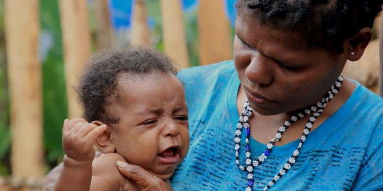 Para perempuan di Nduga dan anak-anak mereka terpaksa bertahan di belantara di pegunungan tengah Papua, untuk menghindari konflik bersenjata antara TNI/Polri dan kelompok bersenjata pro-kemerdekaan Papua yang berlangsung selama delapan bulan terakhir. Bahkan, beberapa dari mereka terpaksa melahirkan di hutan. 