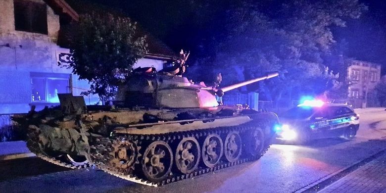 Tank T-55 era Uni Soviet yang dikemudikan pria mabuk berada di jalanan kota Pajeczno, Polandia.