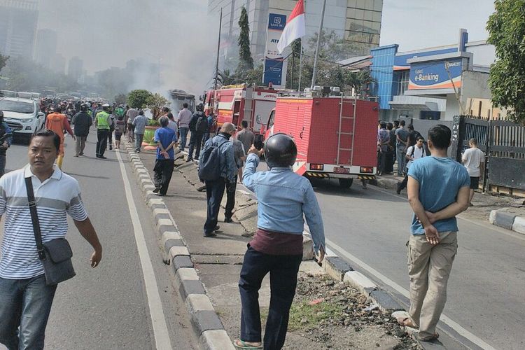 Kebakaran bus AKAP di Jalan S Parman, Jakarta Barat, Jumat (24/11/2017).