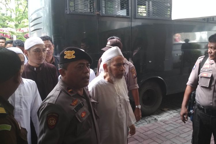 Jafar Umar Thalib (kostum putih) saat tiba di Pengadilan Negeri Makassar, Rabu (19/6/2019).