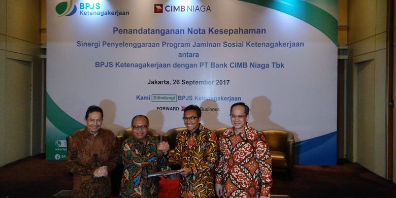 Direktur Utama BPJS Ketenagakerjaan, Agus Susanto (kedua kiri) dan Presiden Direktur CIMB Niaga, Tigor Siahaan (kedua kanan) saat acara penandatangan kerja sama dengan CIMB Niaga di Graha CIMB Niaga, Jakarta, Selasa (26/9/2017)