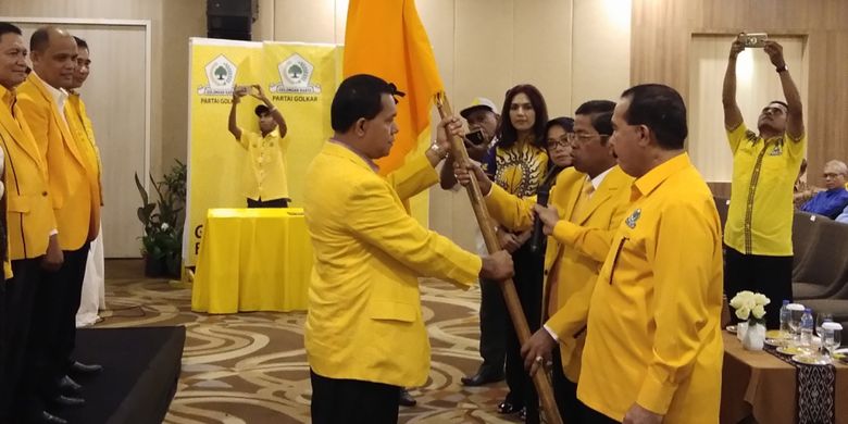 Idrus Marham, melantik Melki Laka Lena menjadi Ketua DPD I Partai Golkar Nusa Tenggara Timur (NTT) di Hotel Swiss Belinn, Kupang, Jumat (8/12/2017).