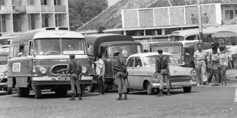 Tahun 1975 konsdisi keamanan di Jakarta masih dianggap rawan. Oleh karenanya di jalanan sering terjadi razia terhadap kendaraan yang dicurigai. Terlihat sebuah bis Robur yang sangat populer saat itu, dengan nama Tavip tengah dirazia oleh beberapa petugas keamanan Kodam Jaya.