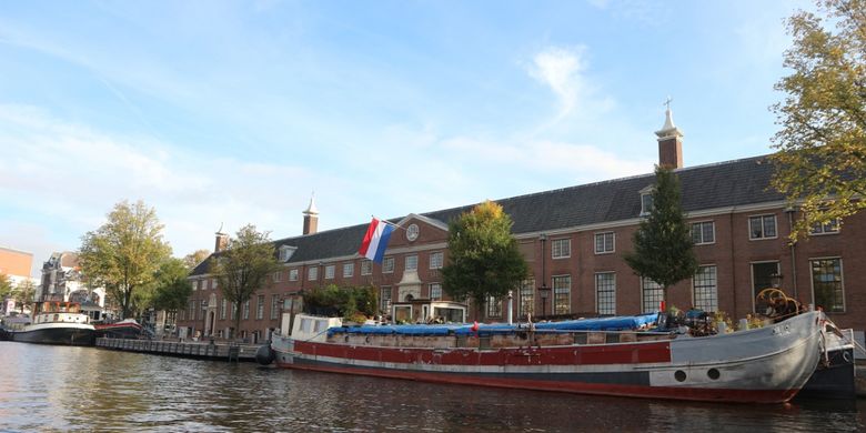 Pemandangan yang bisa kita nikmati ketika berwisata dengan kapal di kanal-kanal kota Amsterdam, Belanda.
