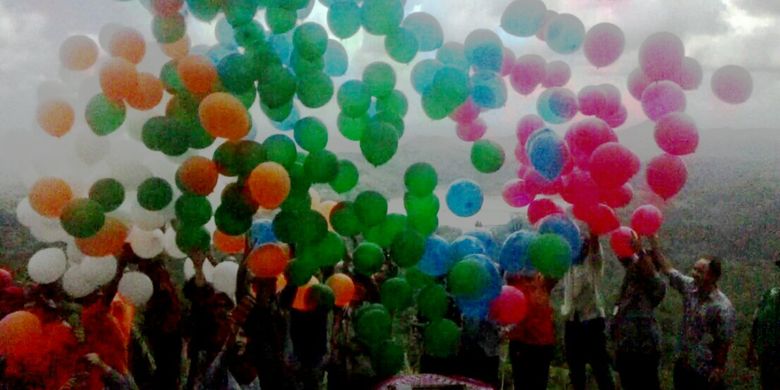 Kegiatan melepas 1000 balon di spot Angkasa di Pulepayung. Panorama dari ketinggian ini menghadap ke Luat Selatan. Tampak danau Waduk Sermo, garis pantai Laut Selatan, dan pembangunan Bandara New Yogyakarta International Airport.