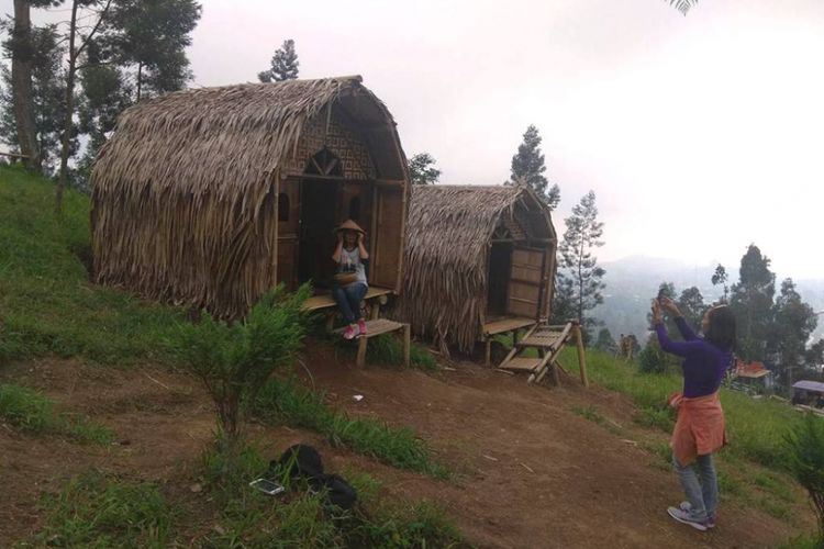 Wisatawan sedang berswafoto di rumah hobbit di Taman Wisata Grenden, Kecamatan Pakis, Kabupaten Magelang, Jawa Tengah, Kamis (2/11/2017).