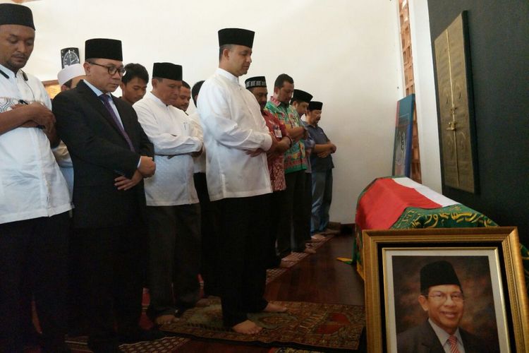 Gubernur DKI Jakarta Anies Baswedan mengimami shalat jenazah almarhum AM Fatwa di rumah duka, Jalan Condet Pejaten, Kamis (14/12/2017). 