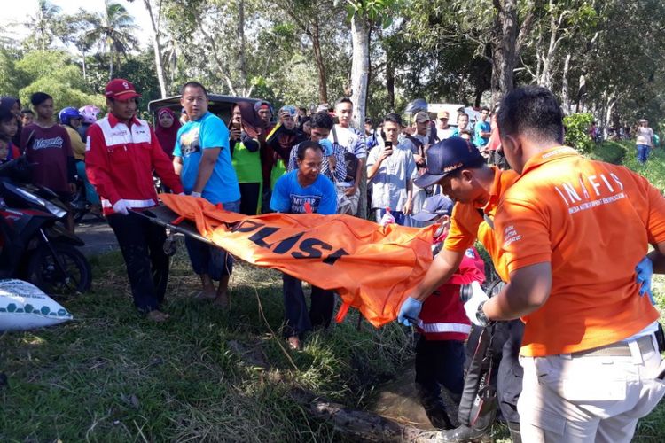 Petugas Kepolisian Resor Kebumen dan PMI mengevakuasi jasad Sutarmi (50), warga Desa Bocor, Kecamatan Buluspesantren, Kebumen, Jawa Tengah yang tewas dipenggal oleh putranya sendiri, Sumudi (35), Jumat (9/3/2018).