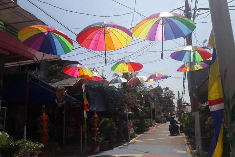 Ornamen berupa payung warna-warni menghiasi langit di Kampung Anies Sandi
