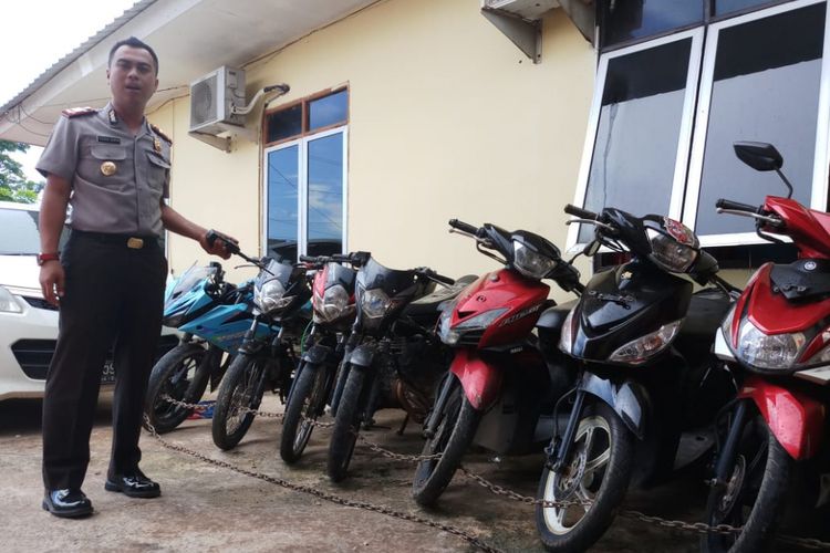 Kapolsek Sagulung AKP Yuda Suryawardana menunjukkan sejumlah barang bukti sepeda motor yang diamankan dari dua pelaku, Jumat (18/5/2018).