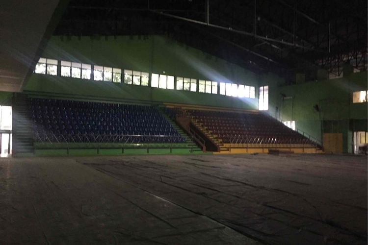Proses perbaikan masih dilakukan di GOR Bulungan, Jakarta Selatan yang ditunjuk sebagai venue voli pada Asian Games 2018, Agustus mendatang, Senin (30/7/2018).