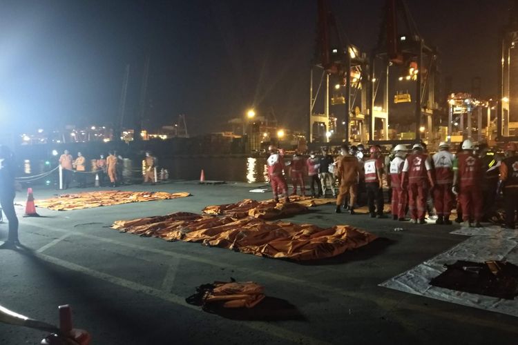 Kantong jenazah berisi bagian tubuh korban pesawat Lion Air JT 610 yang jatuh, tiba di Pelabuhan JICT II Tanjung Priok, Minggu (4/11/2018).